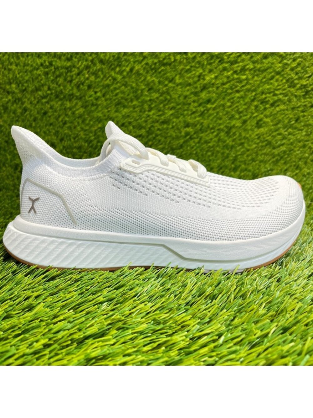Flux Adapt Runner White Gum Womens Size 7 Running Workout Walking Knit Shoes